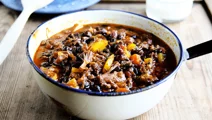 Chili med oxsvans och bönor