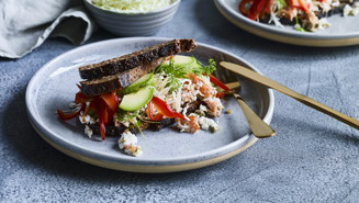 Rugbrødssandwich med laks