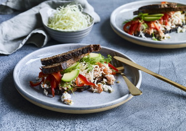 Rugbrødssandwich med laks
