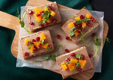 Smörrebröd med kycklingleverpastej och granatäpple