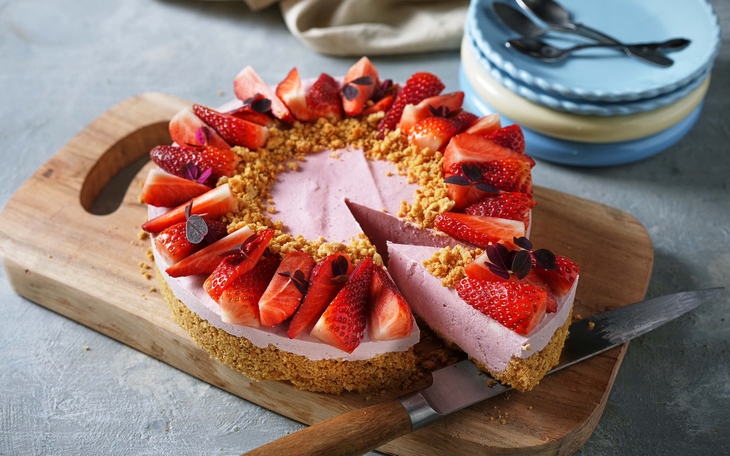 Frozen jordgubbscheesecake med färska jordgubbar och kaksmulor