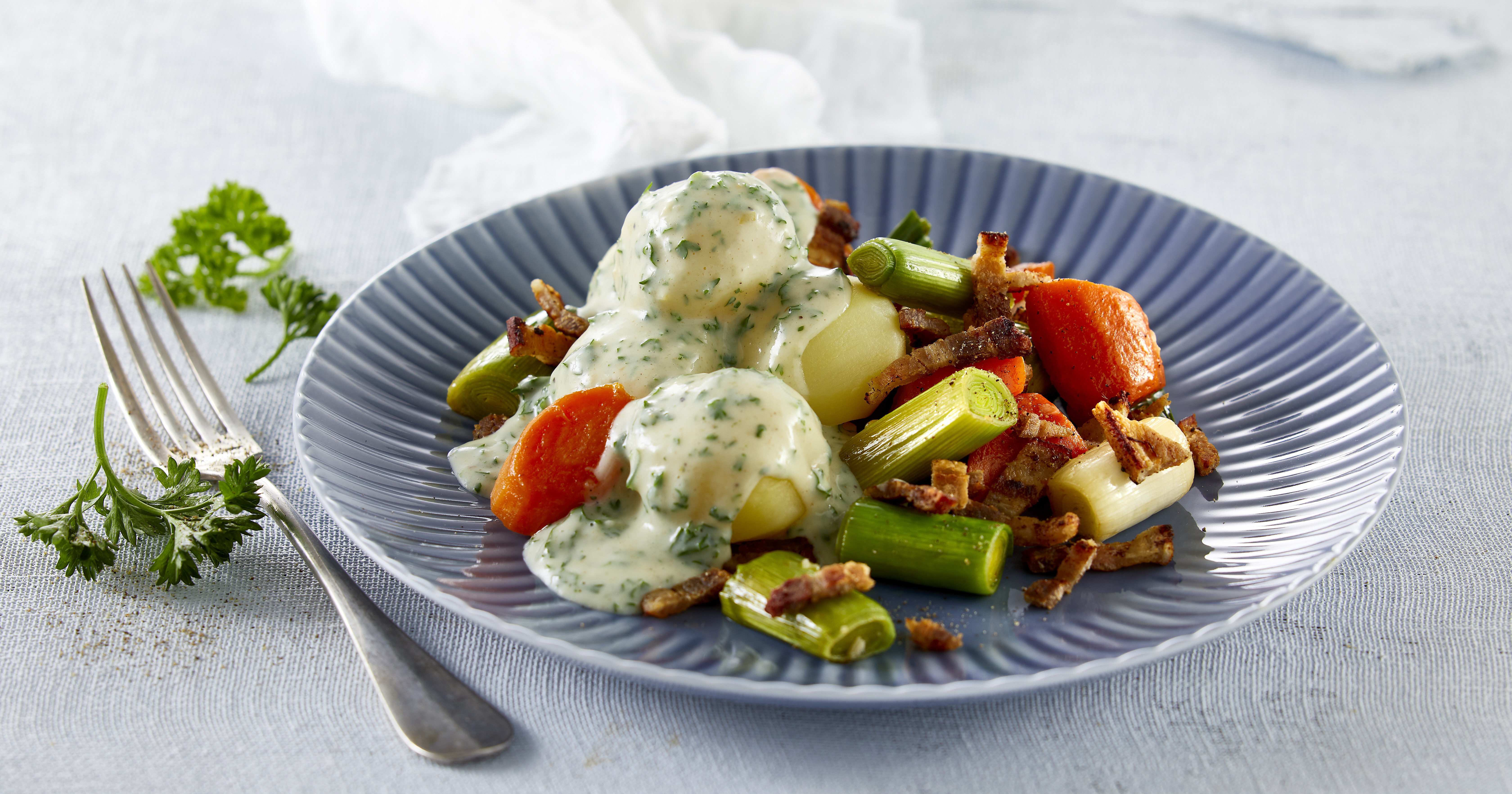 Grøntsager med persillesovs og stegt flæsk