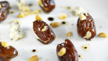 Gräddädelfyllda dadlar med saltrostade nötter och balsamico