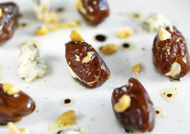 Gräddädelfyllda dadlar med saltrostade nötter och balsamico