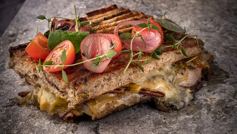 Malt-oste-panini med ålerøget skinke, Arla® Pro Montery Jack og honningløg