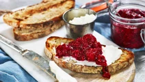 Toast met roomkaas en chia-frambozencompote