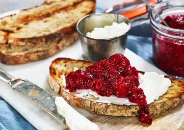 Toast met roomkaas en chia-frambozencompote