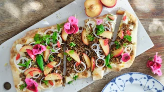 Pinsa med färskost och lammfärs