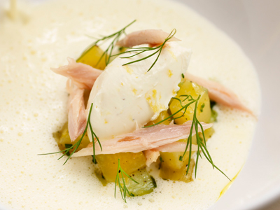 Gulbetor "Borsjtj" med rökta laxfenor, gurka och citronsmetana