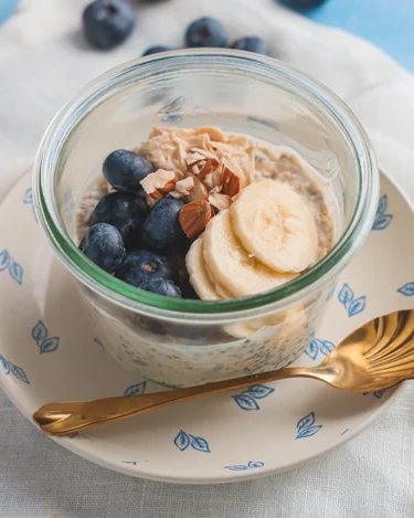Healthy Recipes for Weight Loss: High-Protein Foods, Smoothies & Heart-Healthy Breakfasts 3 Protein overnight oats with skyr and chia seeds