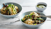 Pasta med pesto och vitlöksstekt svamp