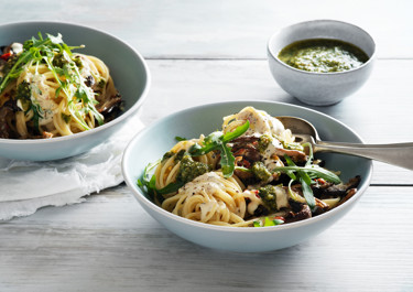 Pasta med pesto och vitlöksstekt svamp