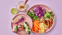Friske forårsruller med peanutbutter sauce