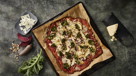 Rødbedepizza med grønkålschips