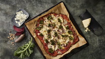 Rødbedepizza med grønkålschips