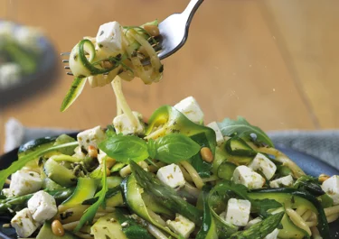 Zielone pesto z makaronem linguine, cukinią i orzeszkami pinii