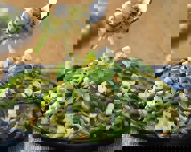 Vihreä pestopasta kesäkurpitsalla