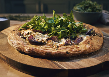 Krispig dinkel- och getostpizza med smörstekt rödlök
