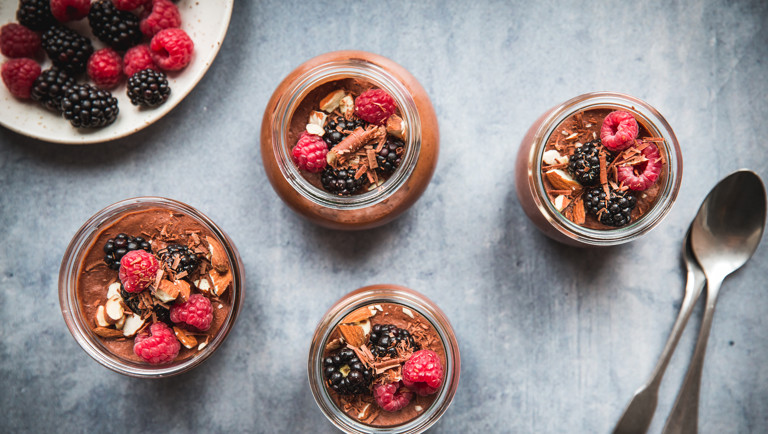 Chokolademousse med havre, ristede mandler og bær