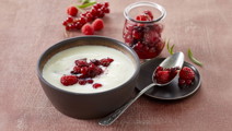 Kærnemælkssuppe med marinerede bær