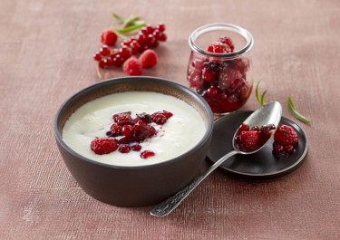 Kærnemælkssuppe med marinerede bær