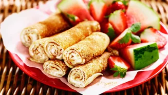 Pannkaksrullar med färskost och honung