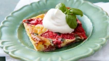 Clafoutis med jordgubbar och basilika
