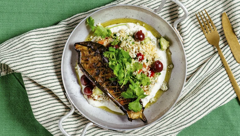 Tabbouleh-salaatti Castello sinihomejuustomurulla ja paahdetulla munakoisolla
