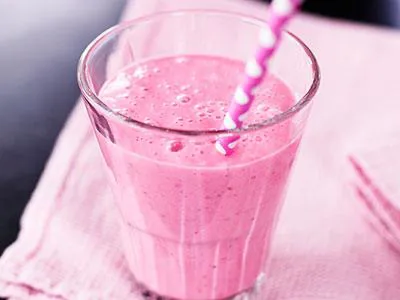 Krämig smoothie med smakkombinationen rabarber och jordgubbar som snabbt blir en ny favorit.