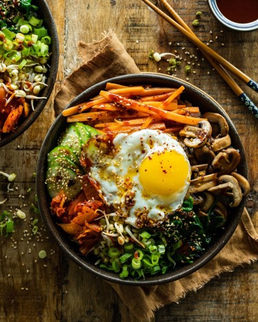 Bibimbap Ris Bibimbap – koreansk risret med grøntsager og gochujang | Arla