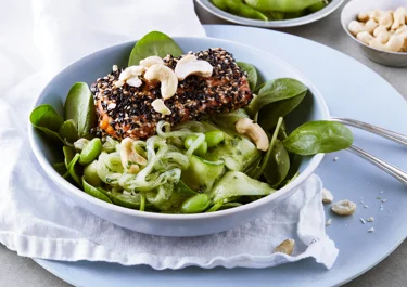 Sesampanerad lax med zucchinipasta, grön currysås och cashewnötter