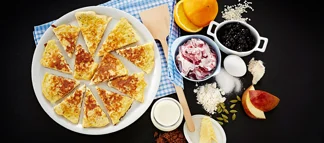 بان كيك الأرز بالحليب مع التفاح وكريمة الكشمش الأسود