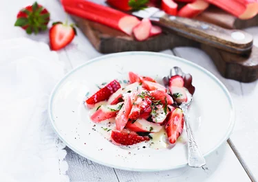 Rabarber och jordgubbar med vit chokladsås och kardemumma