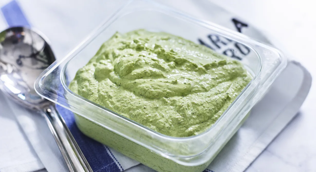 Örtkrämen kan göras på de örter man har hemma. Den blir extra grön om man använder färsk spenat. God till vegetarisk rotfruktspytt eller som fyllning i mackor.