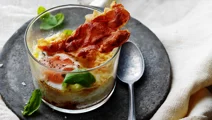 Ugnsbakade ägg med tomat och knaprig skinka