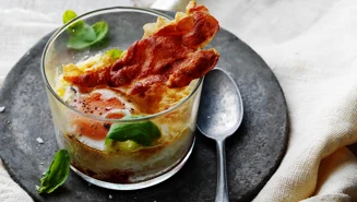Ugnsbakade ägg med tomat och knaprig skinka