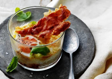 Ugnsbakade ägg med tomat och knaprig skinka