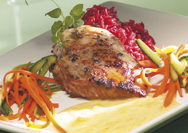 Yrttimarinoitu aprikoosibroileri ja punajuuripilahvi