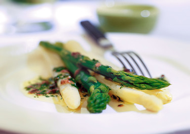 Sparris med sardellsmör