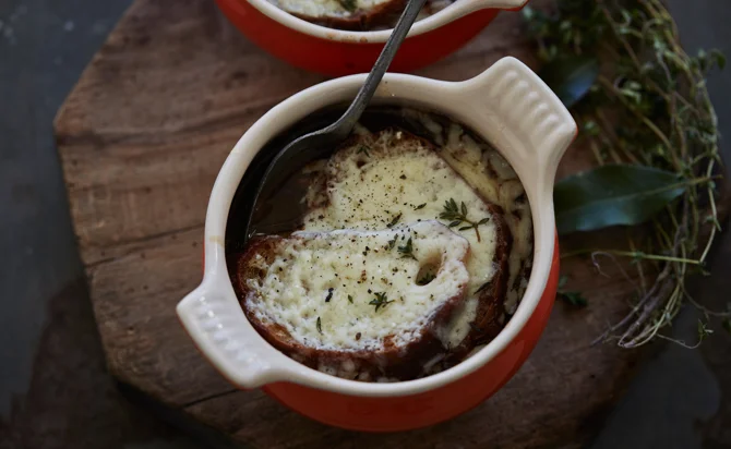 Französische Zwiebelsuppe mit Cheddar