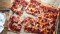 Pizza mit Chorizo und roten Zwiebeln powered by KptnCook