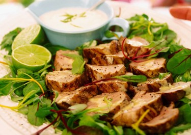 Grillattu porsaanfilee ja limetti-jogurttikastike