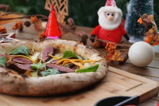 Pizza gourmet au fois gras, cèpes et magret de canard