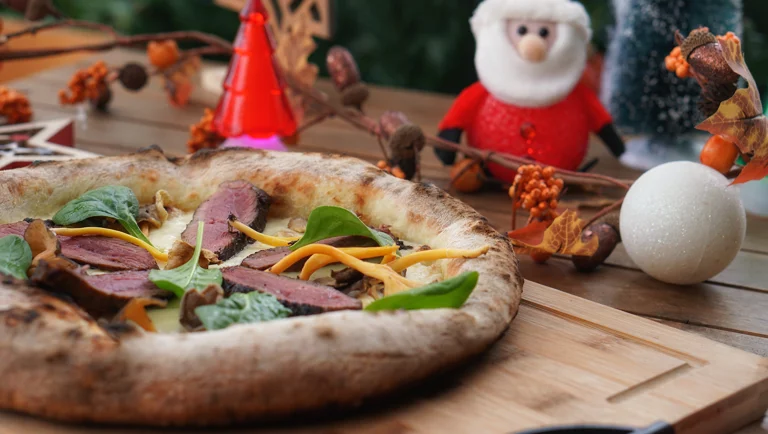 Pizza gourmet au fois gras, cèpes et magret de canard