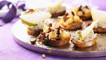 Ädelostkräm med päron på crostini