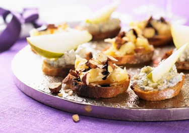 Ädelostkräm med päron på crostini
