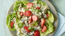 Salat med kylling, pasta og jordbær