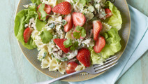 Salat med kylling, pasta og jordbær 