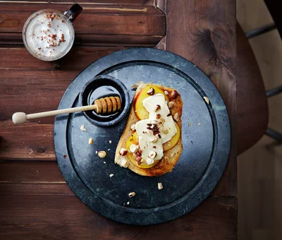 Open breakfast sandwich with Creamy White & apricots