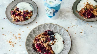 Blackberry crumble with Skyr